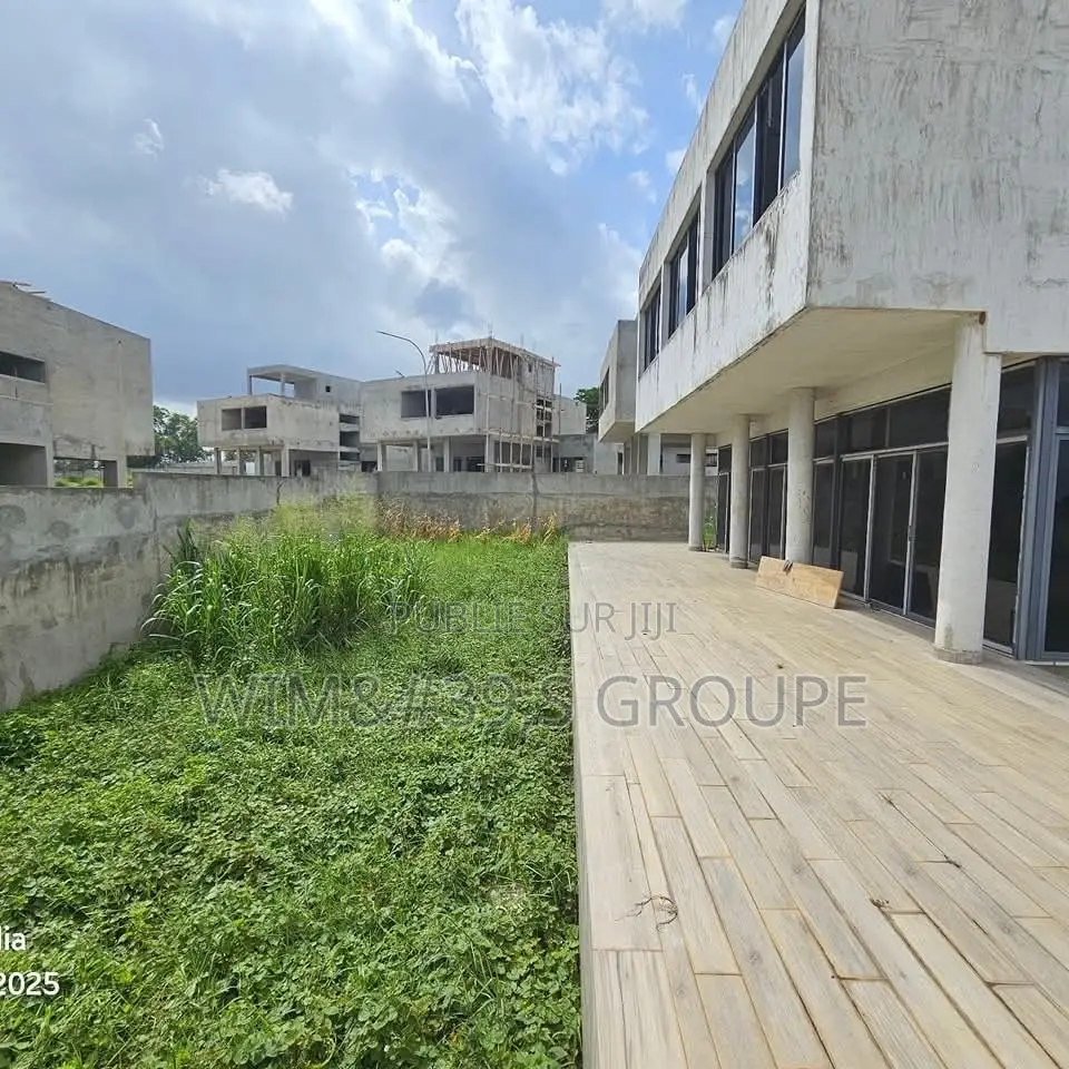 5chbre Villa dans Cocody à Vendre