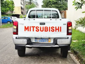 Mitsubishi L200 Club Cab 2.4 154hp 4WD 2020 Blanc