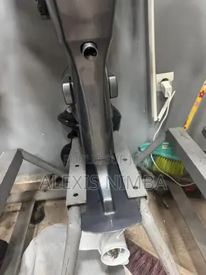 Des Nouveaux Moteurs De Bateaux Hors Bord Avec Manche Et Sans Manche