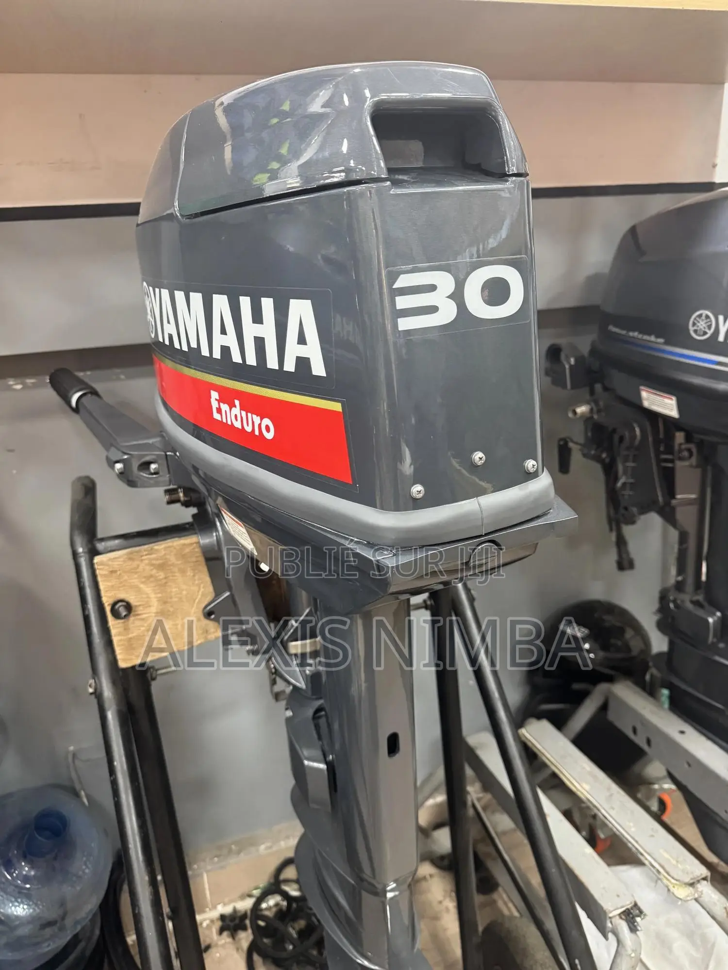 Des Nouveaux Moteurs De Bateaux Hors Bord Avec Manche Et Sans Manche