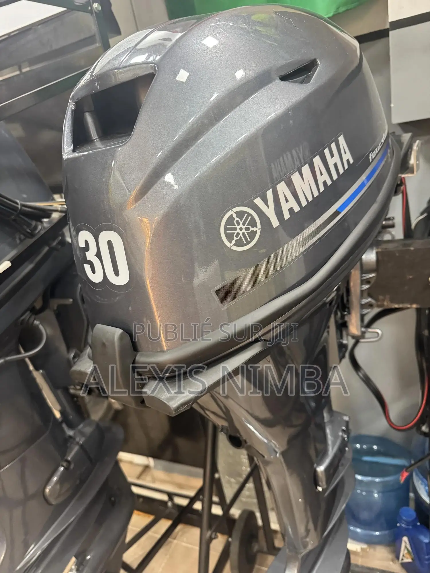 Des Nouveaux Moteurs De Bateaux Hors Bord Avec Manche Et Sans Manche