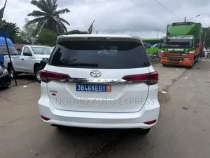 Toyota Fortuner 2021 Blanc