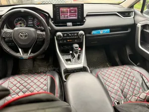 Toyota RAV4 LE 2021 Rouge