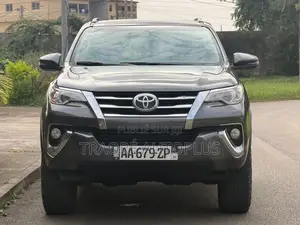 Toyota Fortuner 2023 Gris