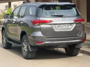 Toyota Fortuner 2023 Gris