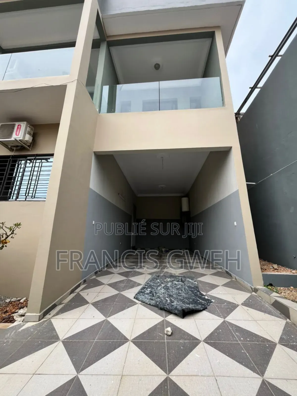 5chbre Duplex dans Francis Gweh, Cocody à Louer