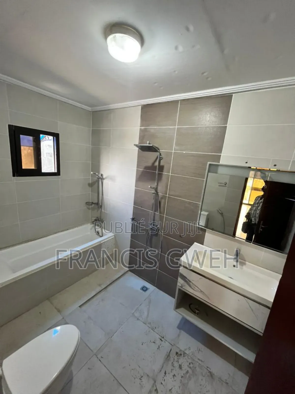 5chbre Duplex dans Francis Gweh, Cocody à Louer