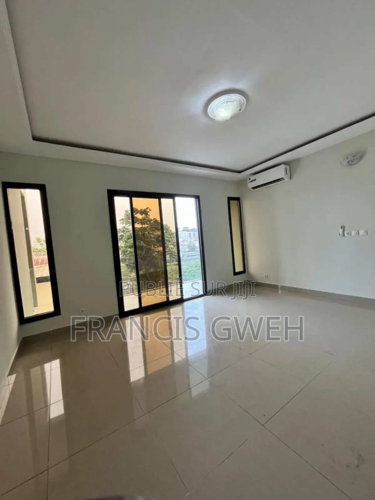 5chbre Duplex dans Francis Gweh, Cocody à Louer