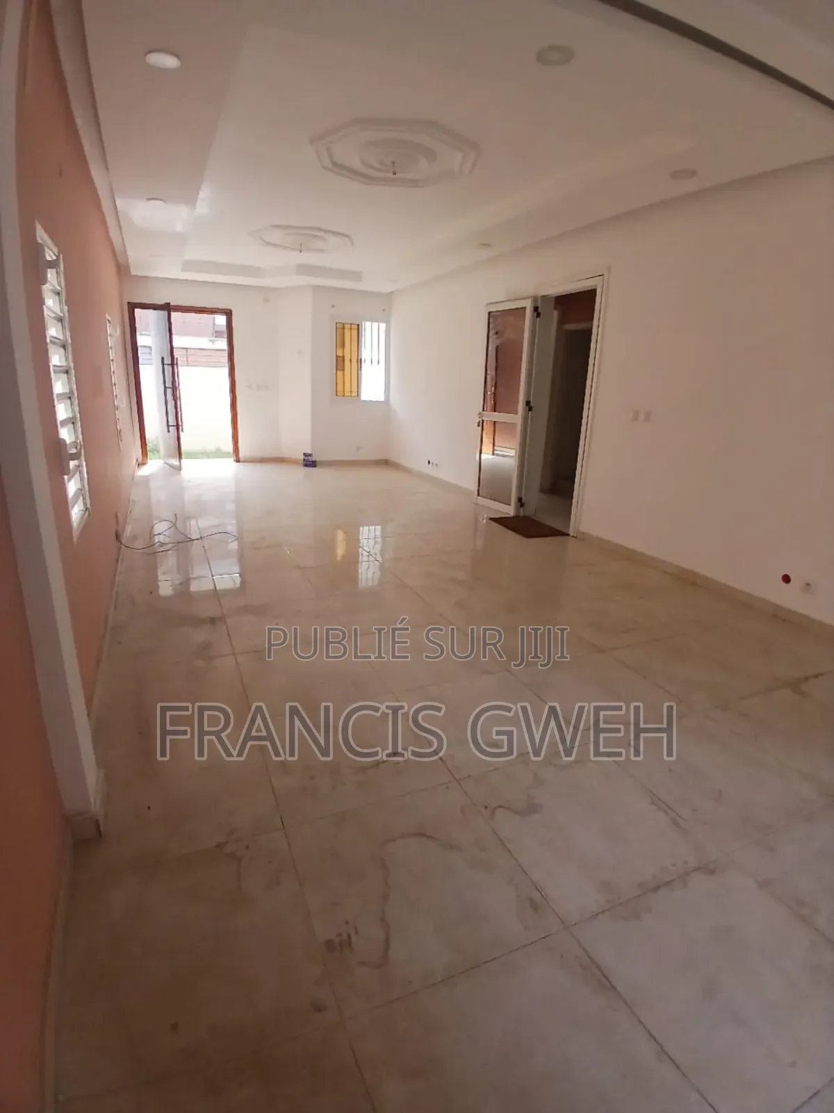 4chbre Duplex dans Francis Gweh, Cocody à Louer