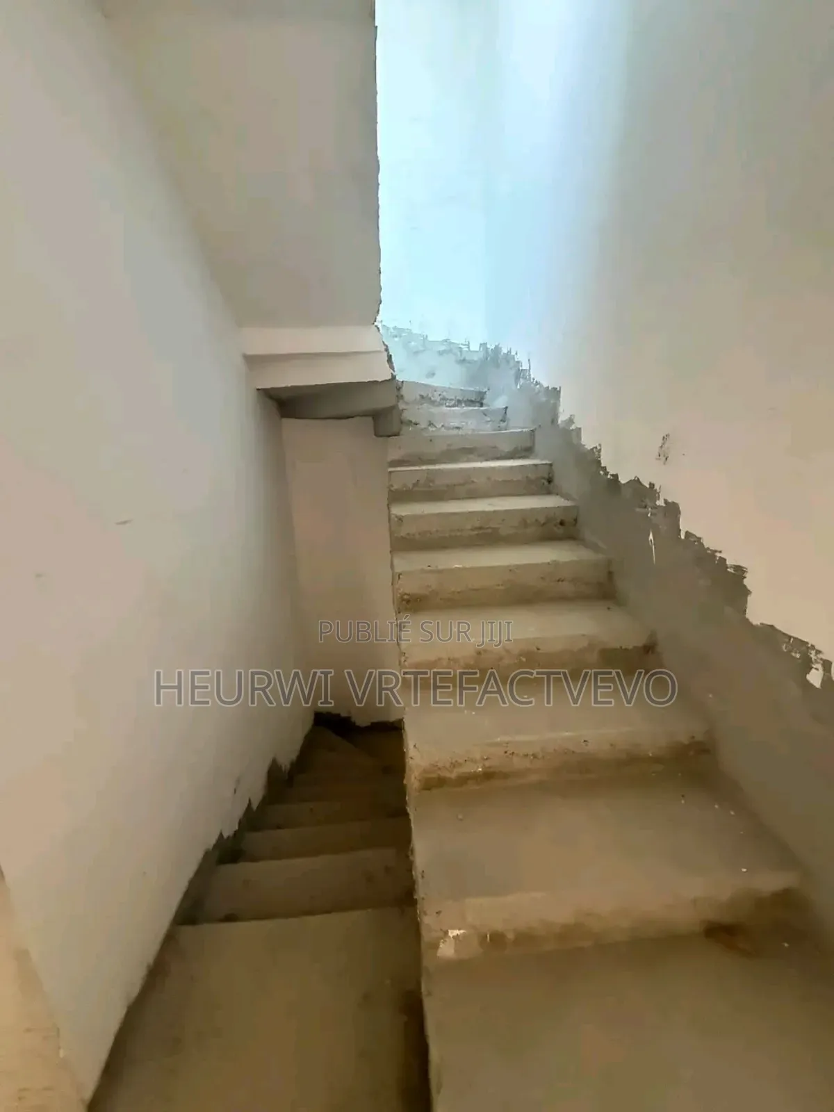 5chbre Duplex dans Djorobite, Cocody à Vendre