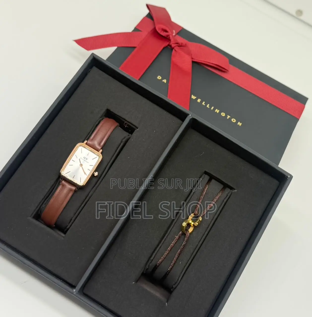 Montre Féminine + Bracelet Comme Cadeau