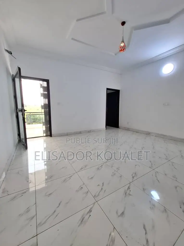 5chbre Duplex dans Elisador Koualet, Cocody à Vendre