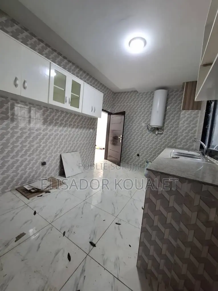 5chbre Duplex dans Elisador Koualet, Cocody à Vendre