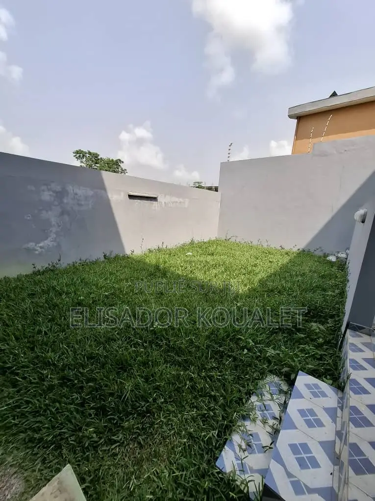 5chbre Duplex dans Elisador Koualet, Cocody à Vendre