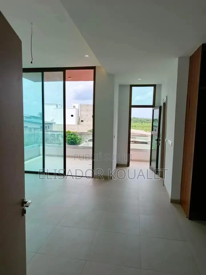 Vente d'Un Duplex Haut Standing De 7 Pièces À Bassam Avant La Cité Ita