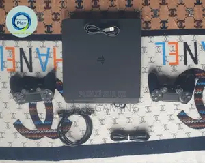 Ps4 Slim Propre Comme Neuve Vendu Avec Deux Manette Garantie De 6 Mois