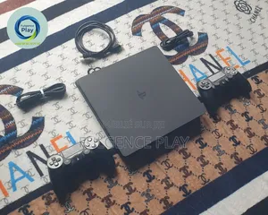 Ps4 Slim Propre Comme Neuve Vendu Avec Deux Manette Garantie De 6 Mois