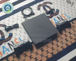 Ps4 Slim Propre Comme Neuve Vendu Avec Deux Manette Garantie De 6 Mois