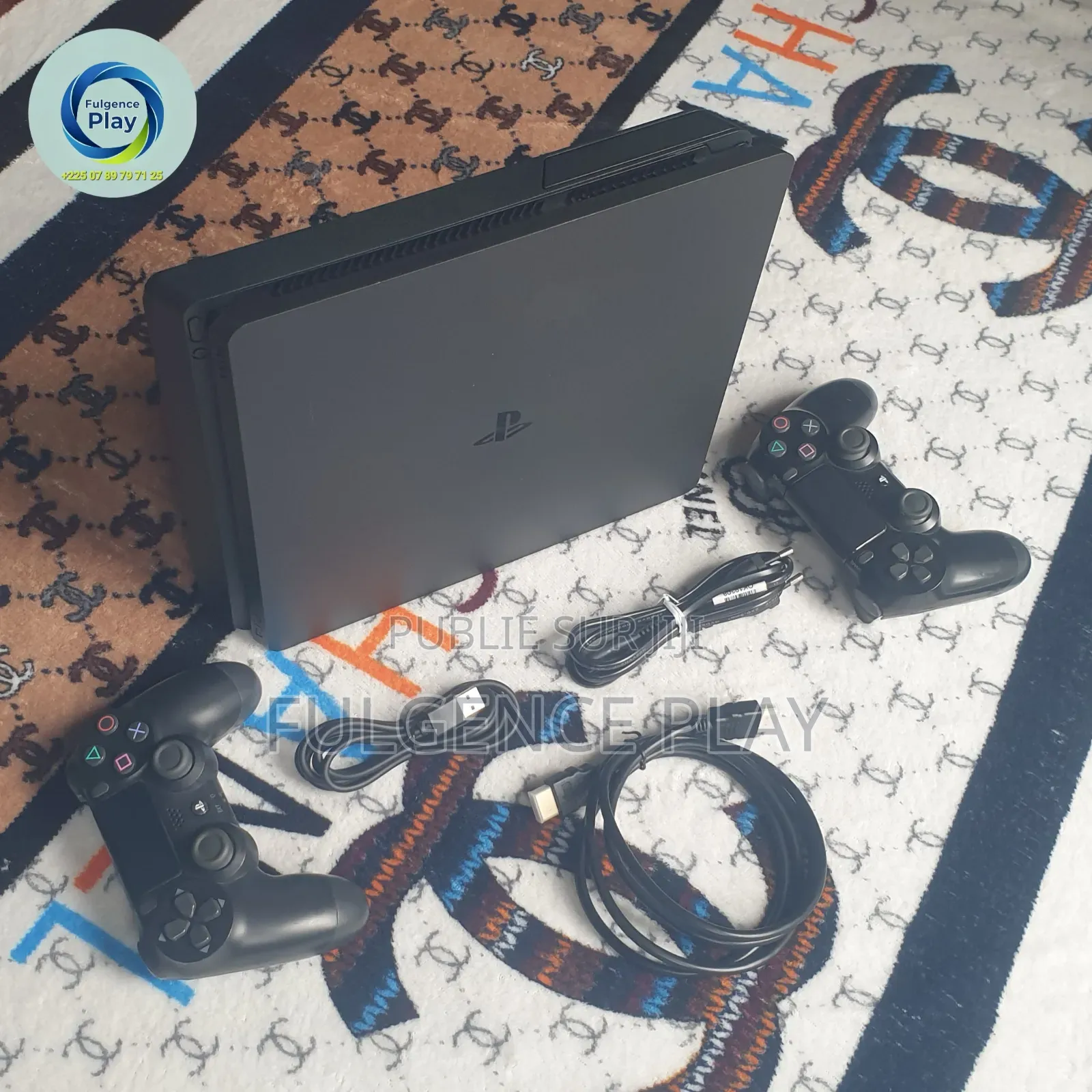 Ps4 Slim Propre Comme Neuve Vendu Avec Deux Manette Garantie De 6 Mois
