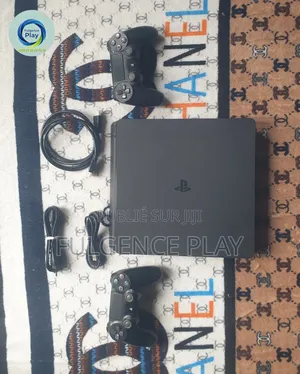 Ps4 Slim Propre Comme Neuve Vendu Avec Deux Manette Garantie De 6 Mois