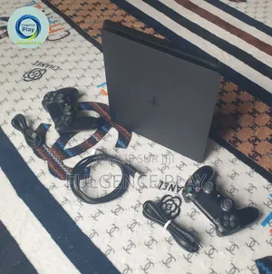 Ps4 Slim Propre Comme Neuve Vendu Avec Deux Manette Garantie De 6 Mois