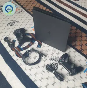 Ps4 Slim Propre Comme Neuve Vendu Avec Deux Manette Garantie De 6 Mois