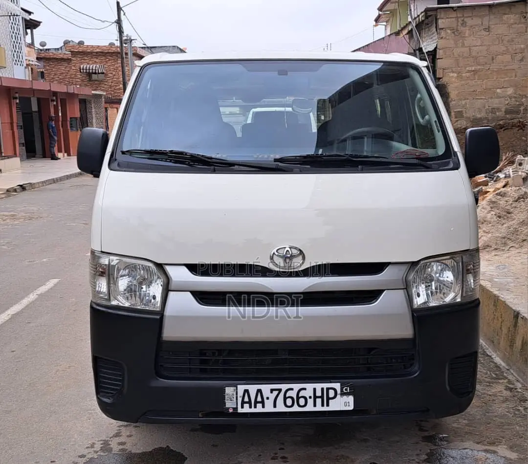 Toyota Regius 2001 Blanc