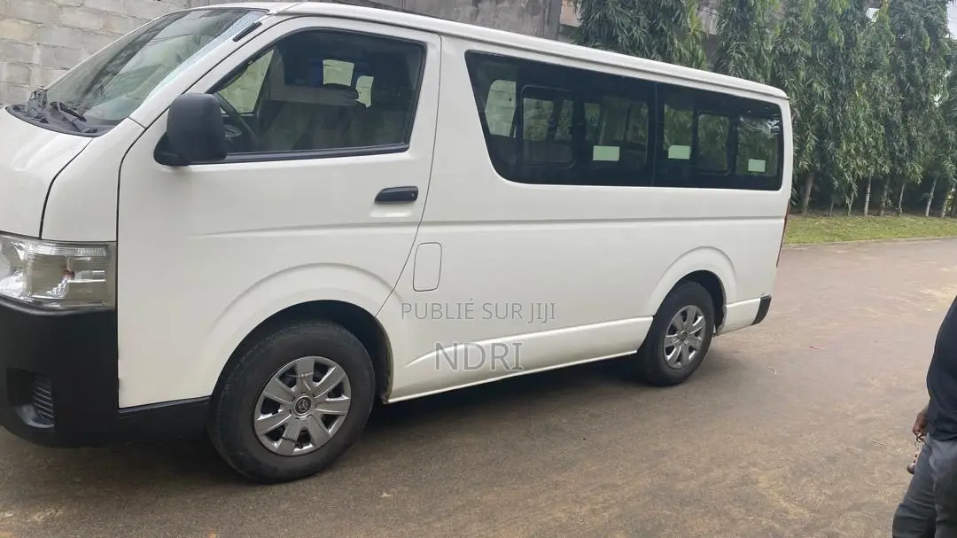 Toyota Regius 2001 Blanc