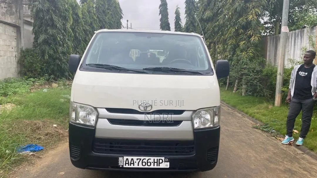 Toyota Regius 2001 Blanc