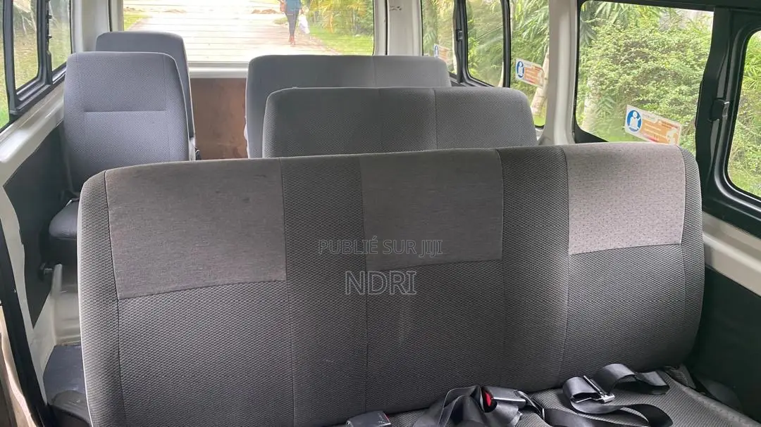 Toyota Regius 2001 Blanc