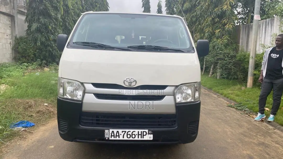 Toyota Regius 2001 Blanc