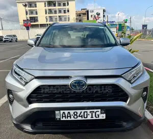 Toyota RAV4 XLE 2021 Gris
