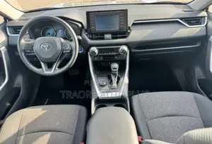 Toyota RAV4 XLE 2021 Gris