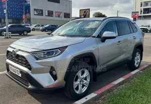 Toyota RAV4 XLE 2021 Gris