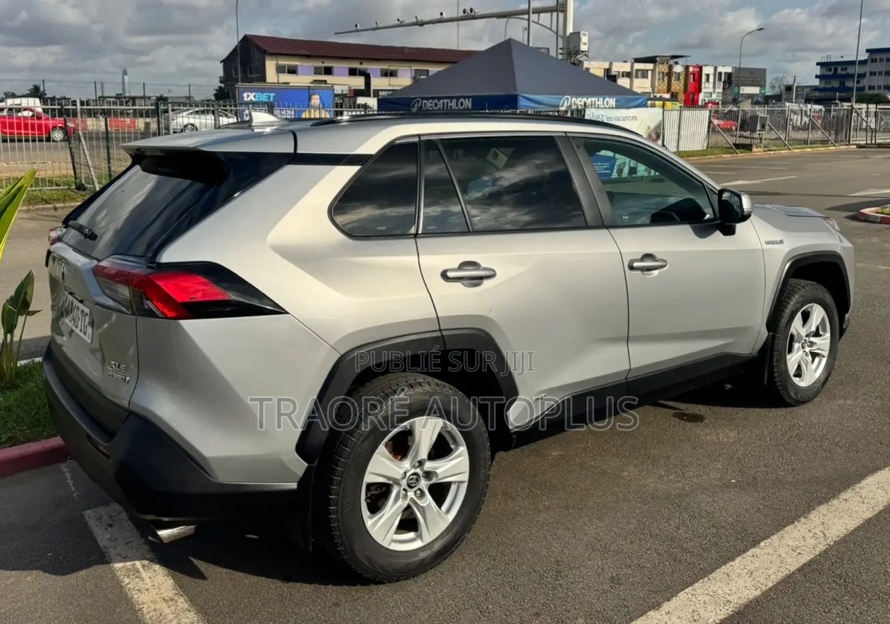 Toyota RAV4 XLE 2021 Gris