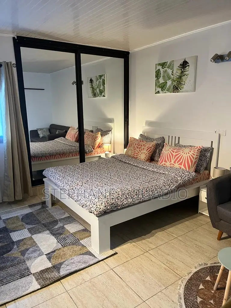 1chbre Appartement dans Stephane, Deux Plateaux à Louer