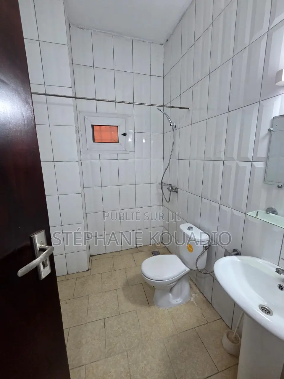 1chbre Appartement dans Stephane, Deux Plateaux à Louer