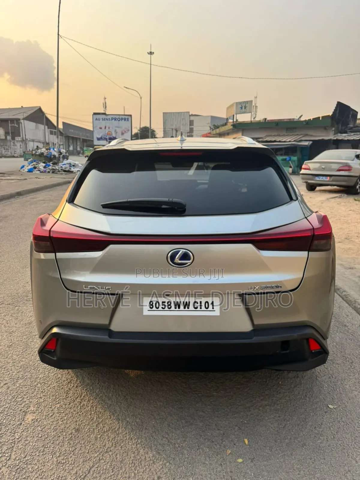 New Lexus UX 2024 Argenté