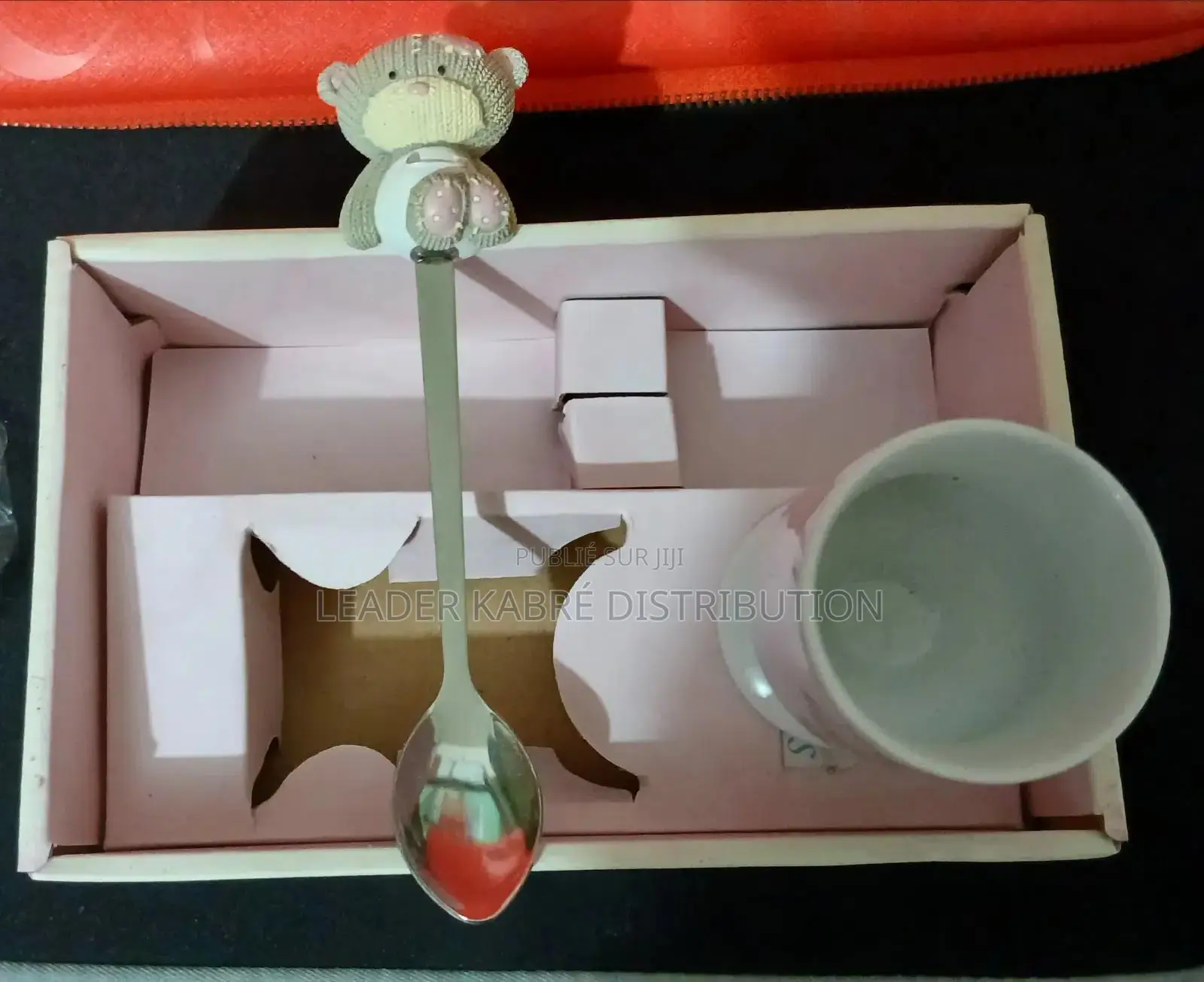 Cadeau Wishes Baby Hugs – Coquetier Cuillère Rose Pour Bébé !