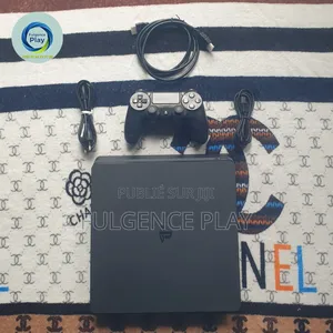 Ps4 Slim Propre, Jamais Démontée. Bénéficiez d'Une Garantie De 6 Mois.