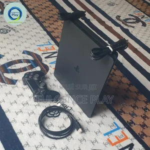 Ps4 Slim Propre, Jamais Démontée. Bénéficiez d'Une Garantie De 6 Mois.