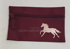 Trousse Ou Pochette De Couleur Bordeaux