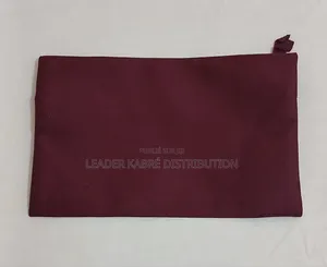 Trousse Ou Pochette De Couleur Bordeaux