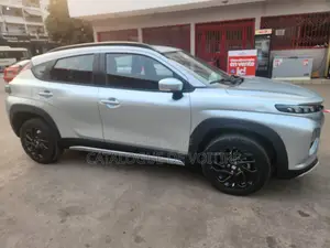 Suzuki Fronx 2024 Gris