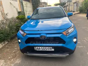 Toyota RAV4 XLE 2021 Bleu