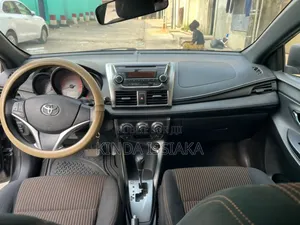 Toyota Yaris L Hatchback 3dr 2017 Gris