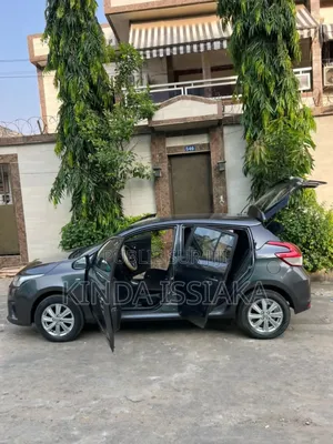 Toyota Yaris L Hatchback 3dr 2017 Gris