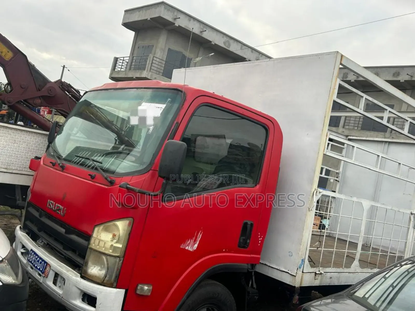 Camion Carrosserie Isuzu Année 2016.