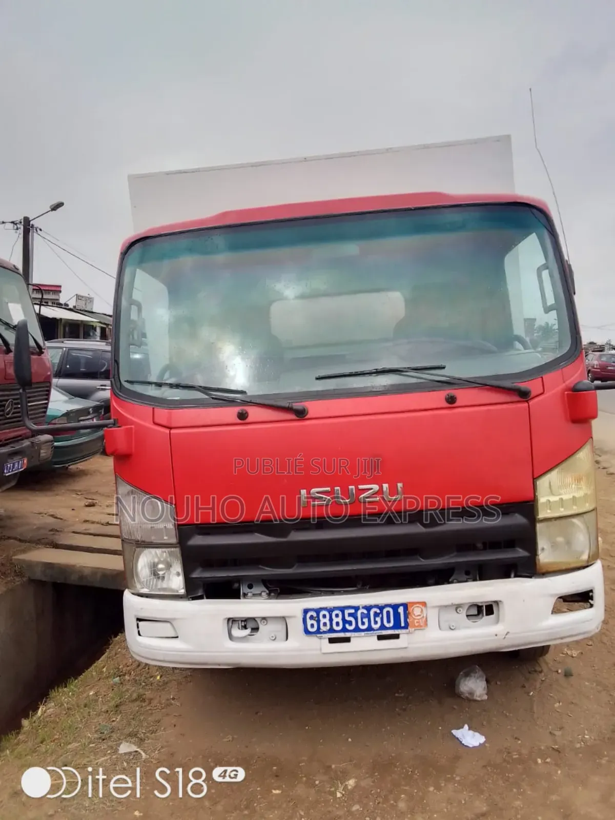 Camion Carrosserie Isuzu Année 2016.