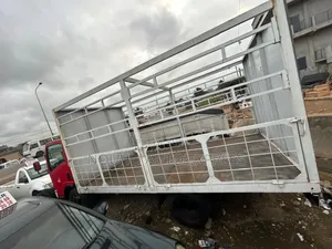 Camion Carrosserie Isuzu Année 2016.